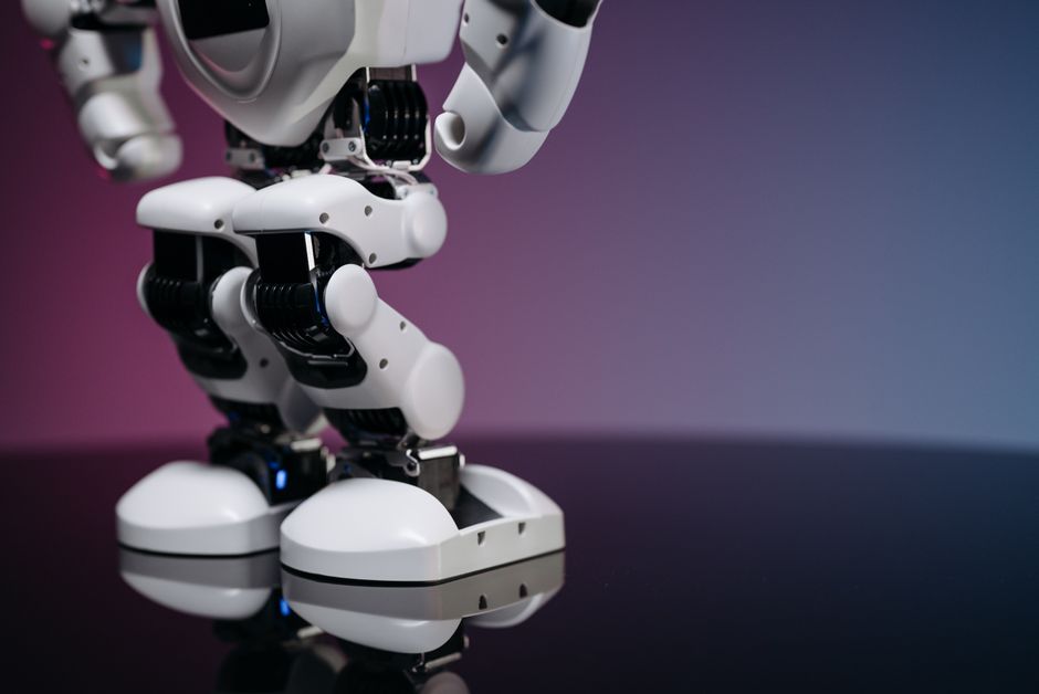 robot looking in mirror reflection robot looking in mirror reflection